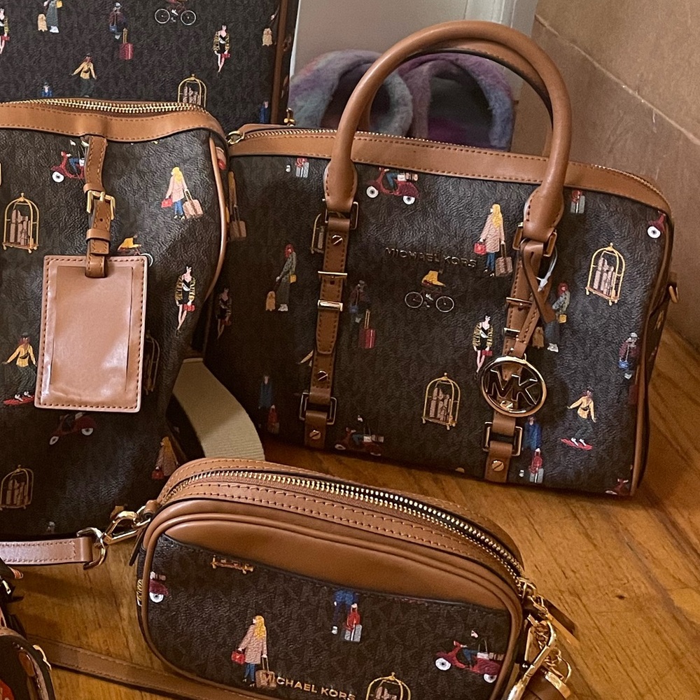 Michael Kors Signature Jet Set logo & leather Crossbody Bag